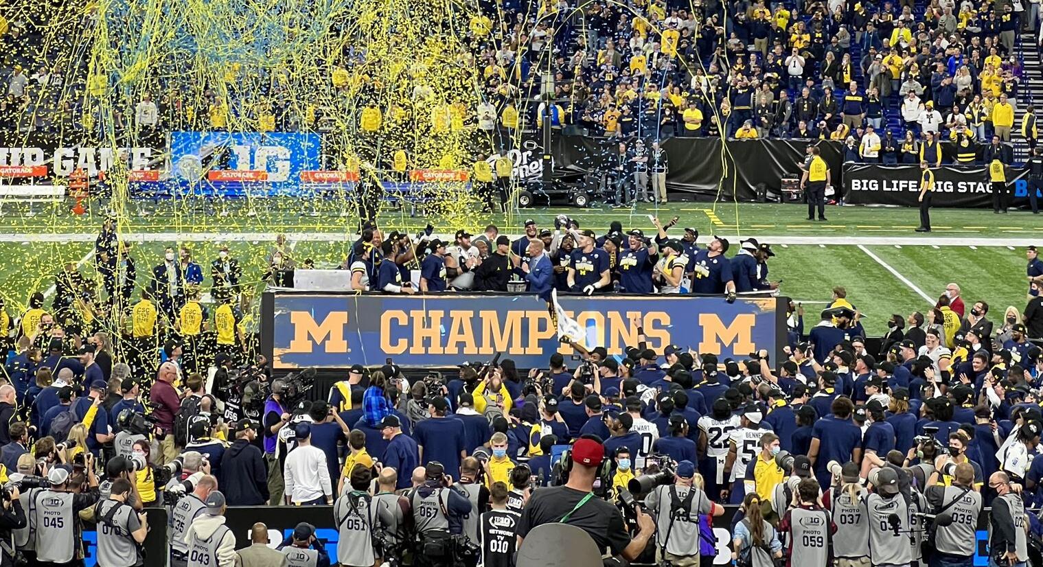 Discovery splash banner for Michigan Wolverines Discord server